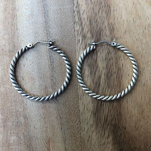 PREMIER DESIGNS 🖤 silver tone hoop earrings